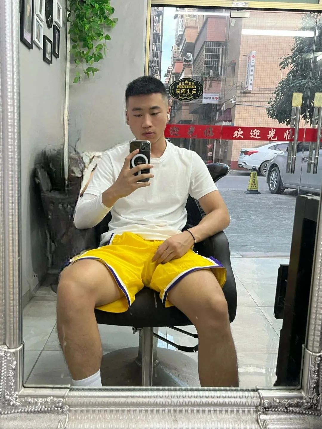 广东 19 岁野生男大，穿运动裤抓拍照太显眼火了！