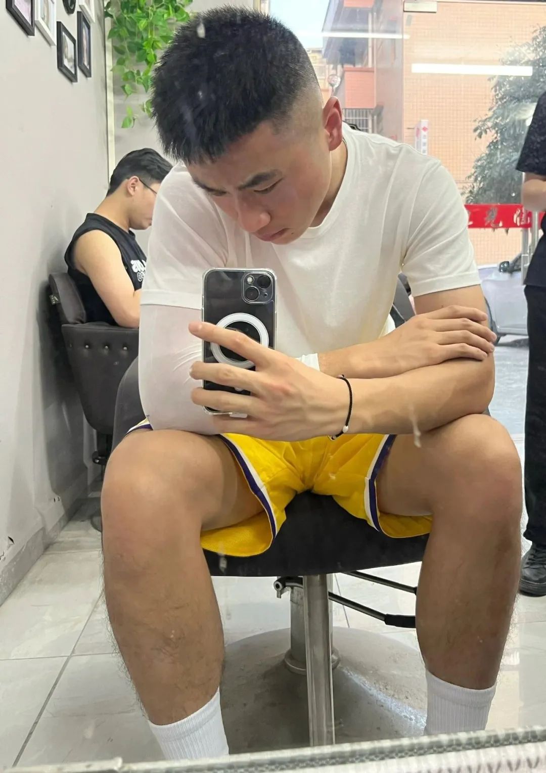 广东 19 岁野生男大，穿运动裤抓拍照太显眼火了！