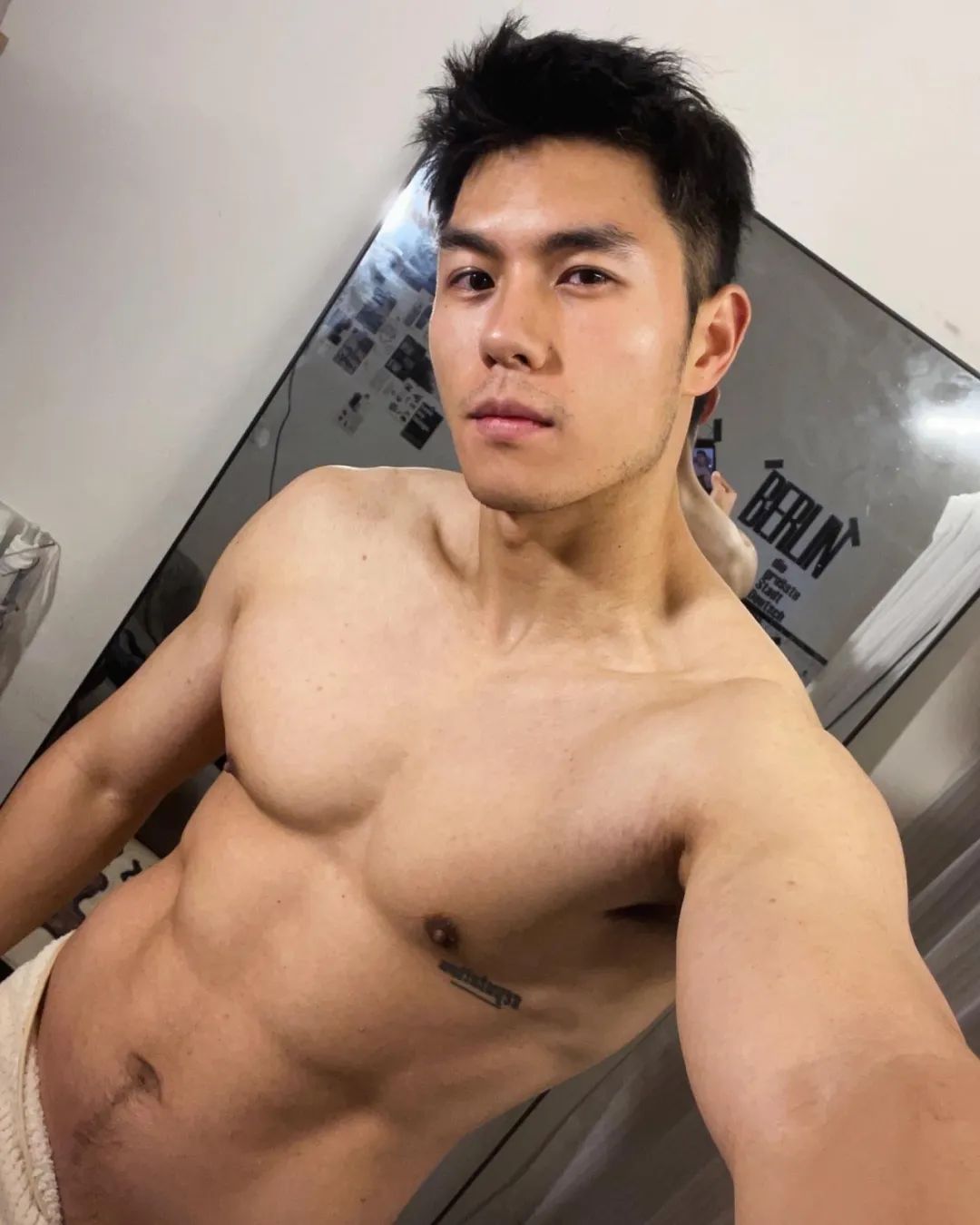 这个成都小哥最近很圈粉，穿紧身裤白袜去健身房也太敢拍了！