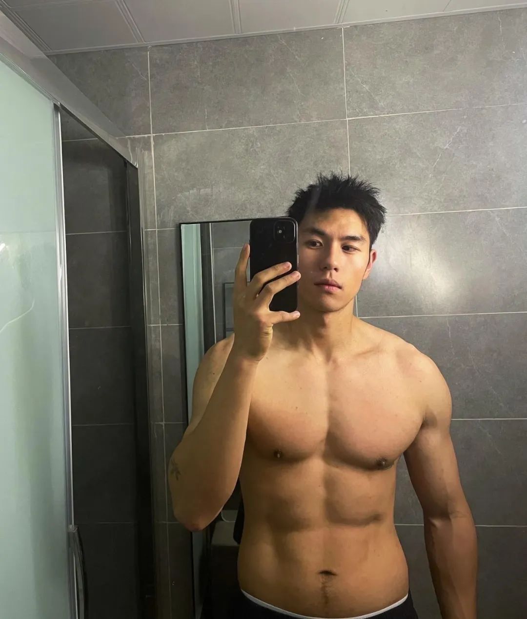 这个成都小哥最近很圈粉，穿紧身裤白袜去健身房也太敢拍了！