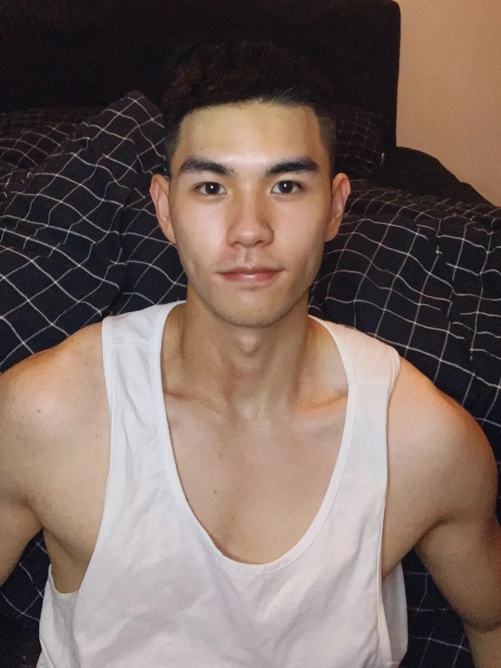 这个成都小哥最近很圈粉，穿紧身裤白袜去健身房也太敢拍了！