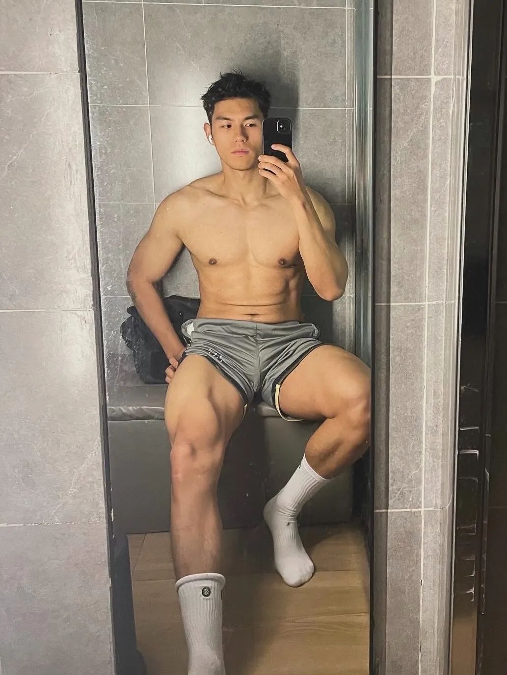这个成都小哥最近很圈粉，穿紧身裤白袜去健身房也太敢拍了！