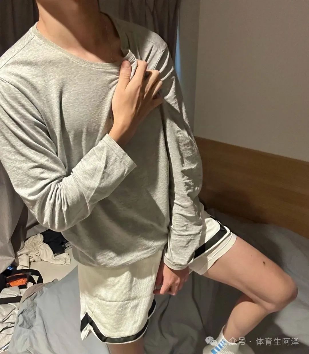 白袜长腿学弟，性感白袜超级诱惑，网友辣评：“学弟私下超会玩”......