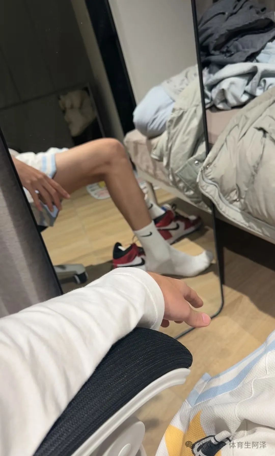 白袜长腿学弟，性感白袜超级诱惑，网友辣评：“学弟私下超会玩”......
