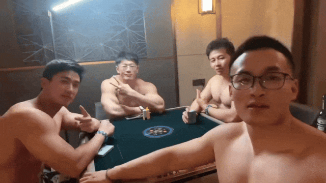 金陵 F4 肌肉男同框斗地主比帅，网友直呼：都让让，我要上桌！