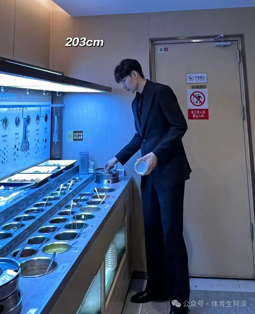 身高 2 米 03 粗腿大包，大树挂 " 茄子 " 的黑皮篮球体育生有多迷人......