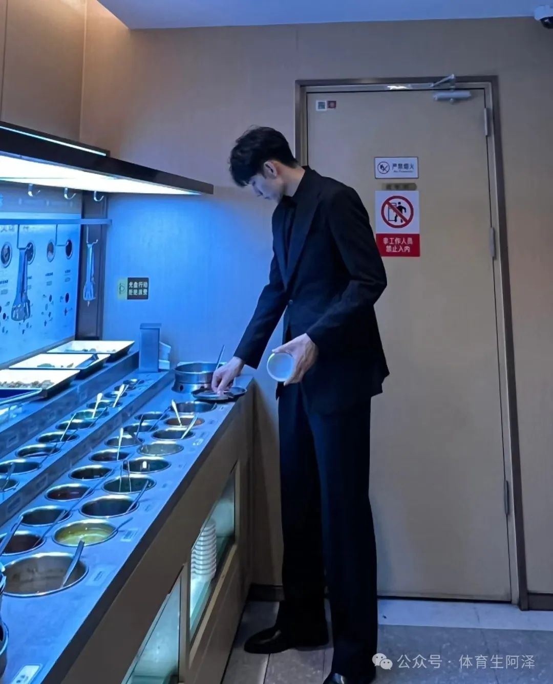 身高 2 米 03 粗腿大包，大树挂 " 茄子 " 的黑皮篮球体育生有多迷人......