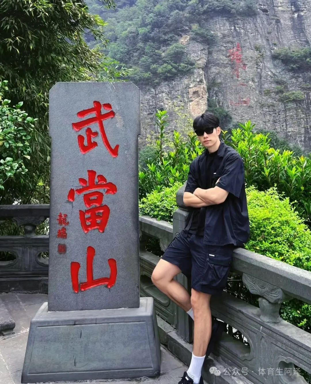 身高 2 米 03 粗腿大包，大树挂 " 茄子 " 的黑皮篮球体育生有多迷人......