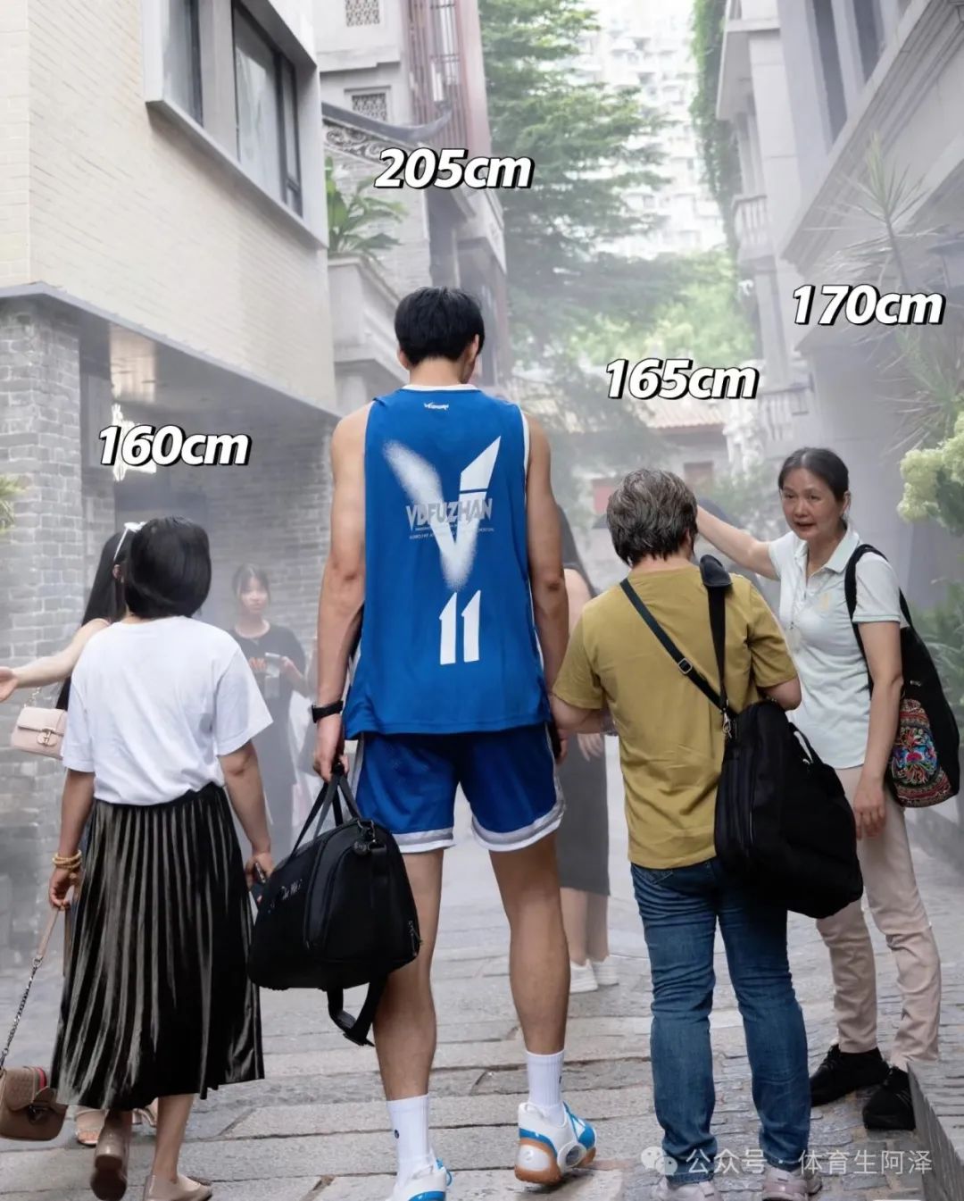 身高 2 米 03 粗腿大包，大树挂 " 茄子 " 的黑皮篮球体育生有多迷人......