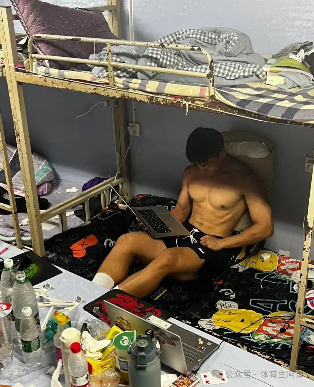 爆火“推特”的黑皮白袜体育生，猛 1 打桩超持久，3 位前男友直呼“扛不住”.......