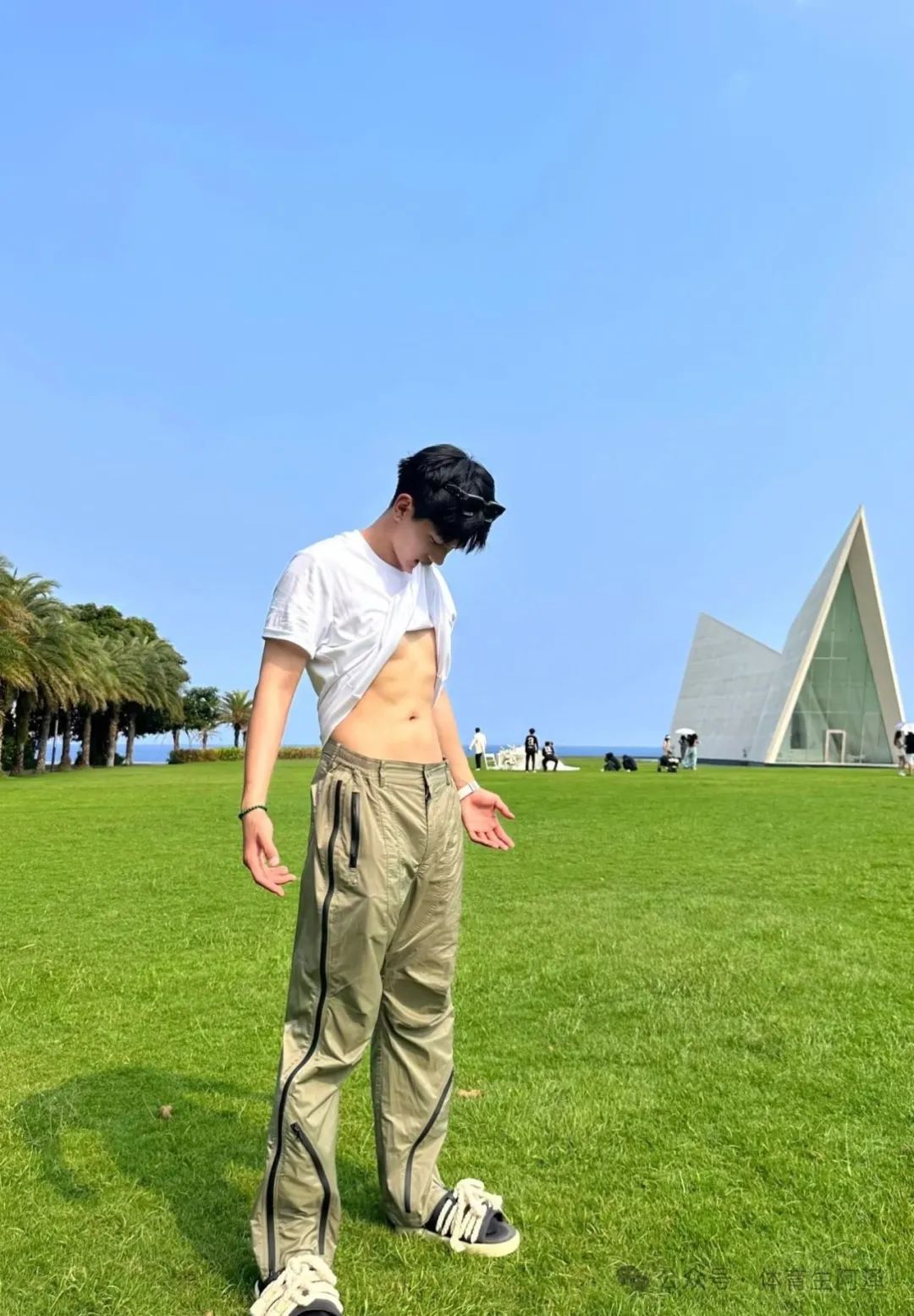 又一男模走红网络，模子哥做网红就是快......