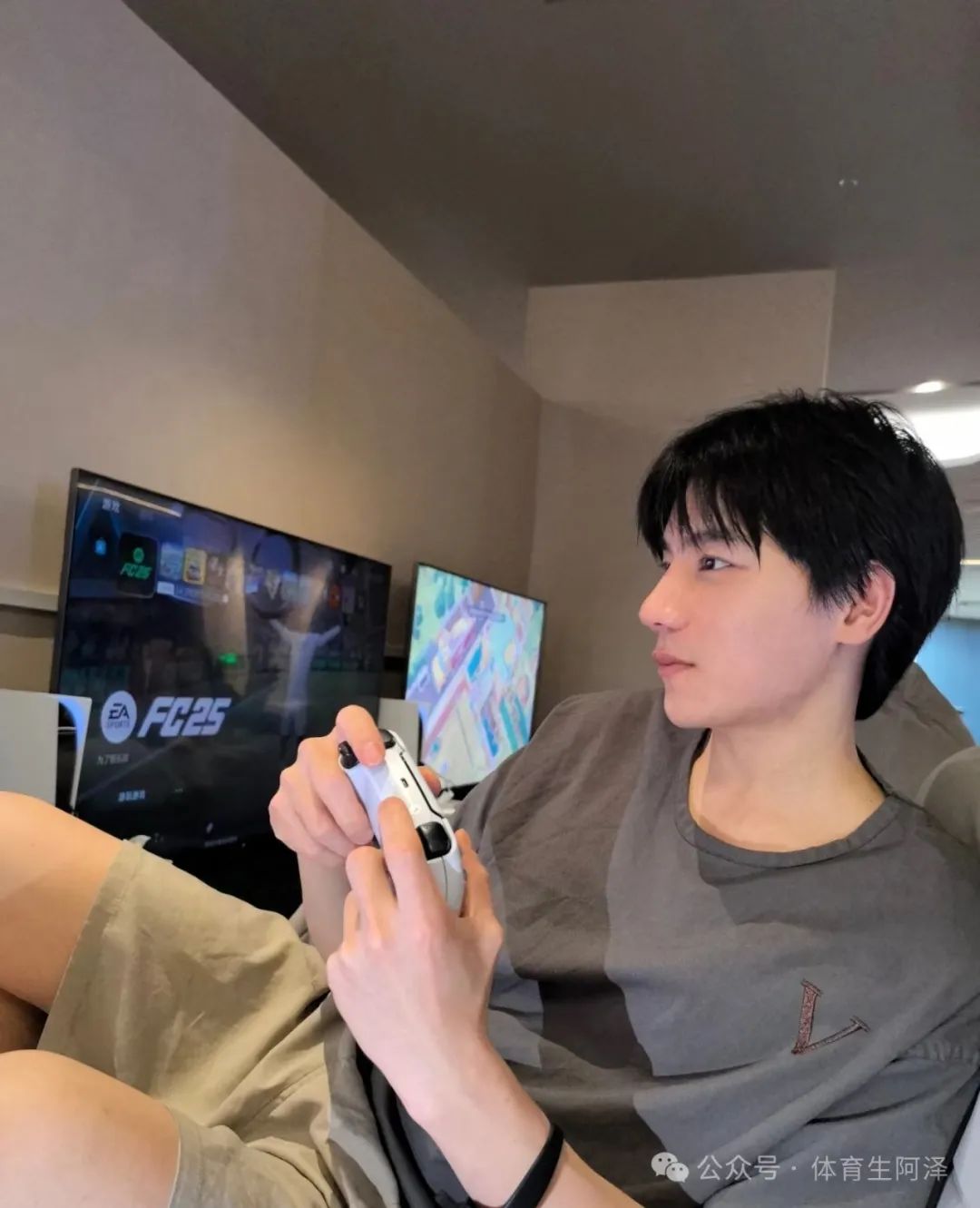 山东体院硬汉黑皮体育生，私底下却喜欢当 M.....