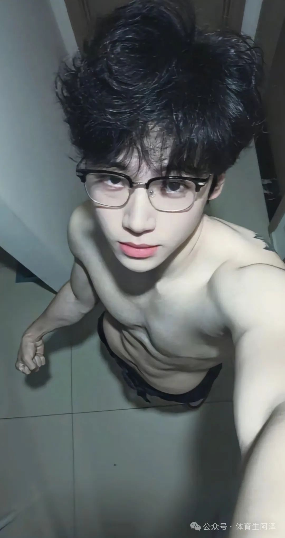 薄肌擦边顺直网红，想踩通讯录上位，最终被骂的濒临退网......