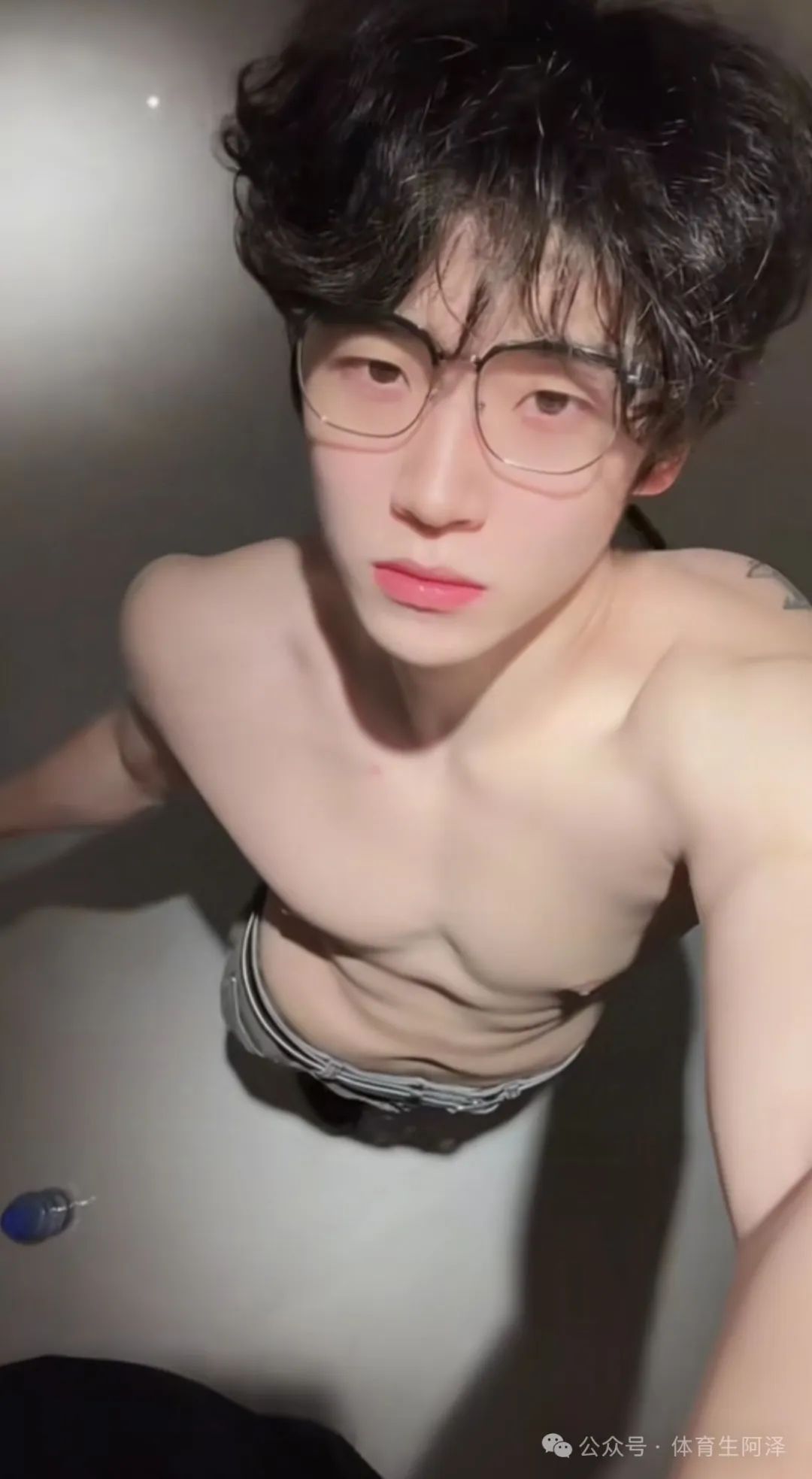 薄肌擦边顺直网红,想踩通讯录上位,最终被骂的濒临退网...... 薄肌擦边顺直网红,想踩通讯录上位,最终被骂的濒临退网......