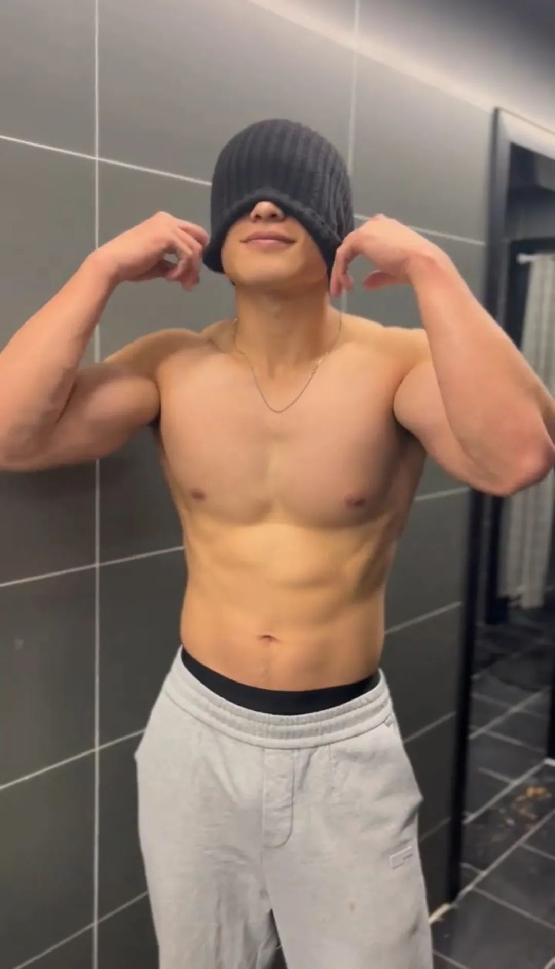 21 岁北体直男体育生穿灰裤子，性张力拉满了！