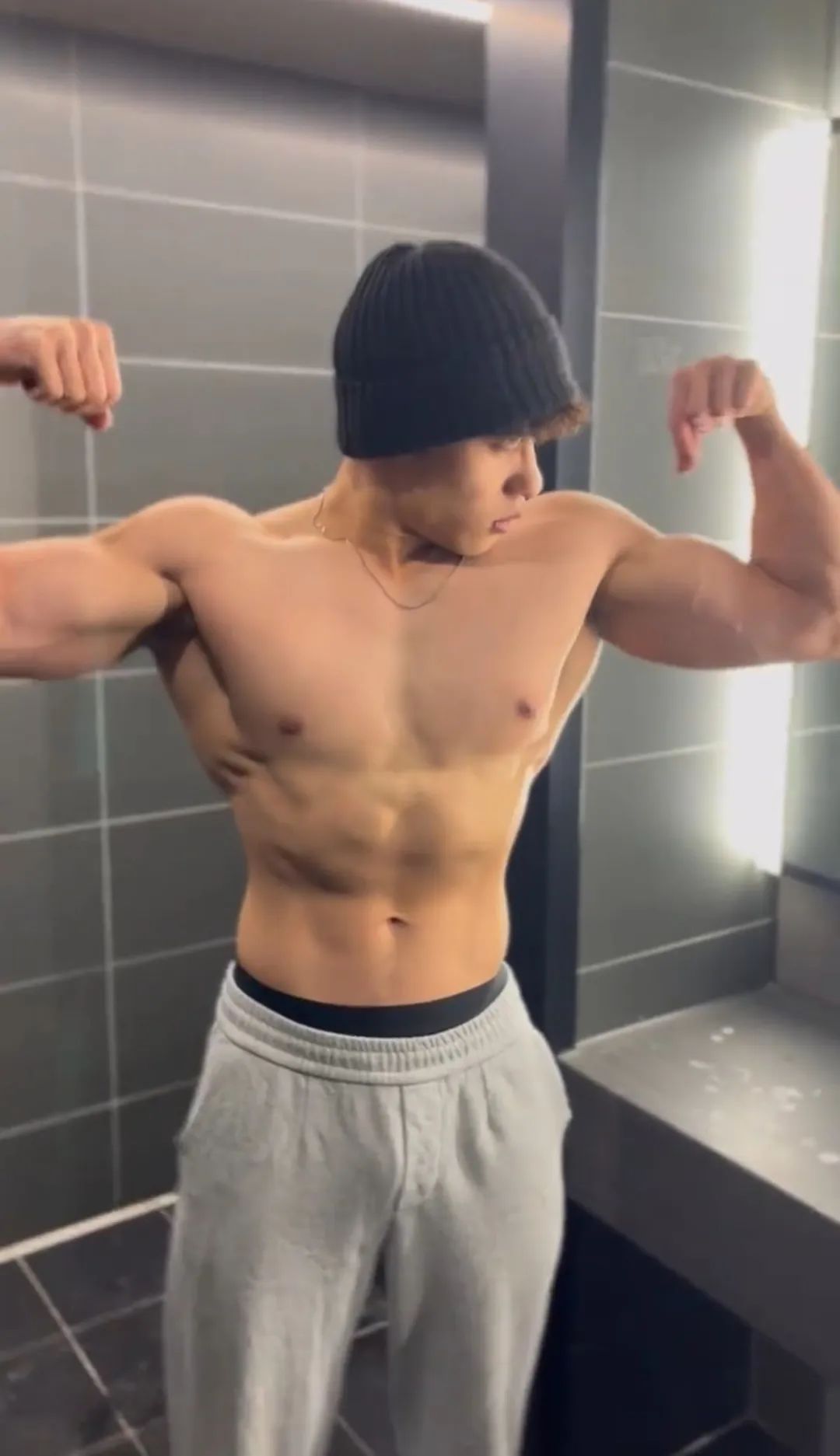 21 岁北体直男体育生穿灰裤子，性张力拉满了！