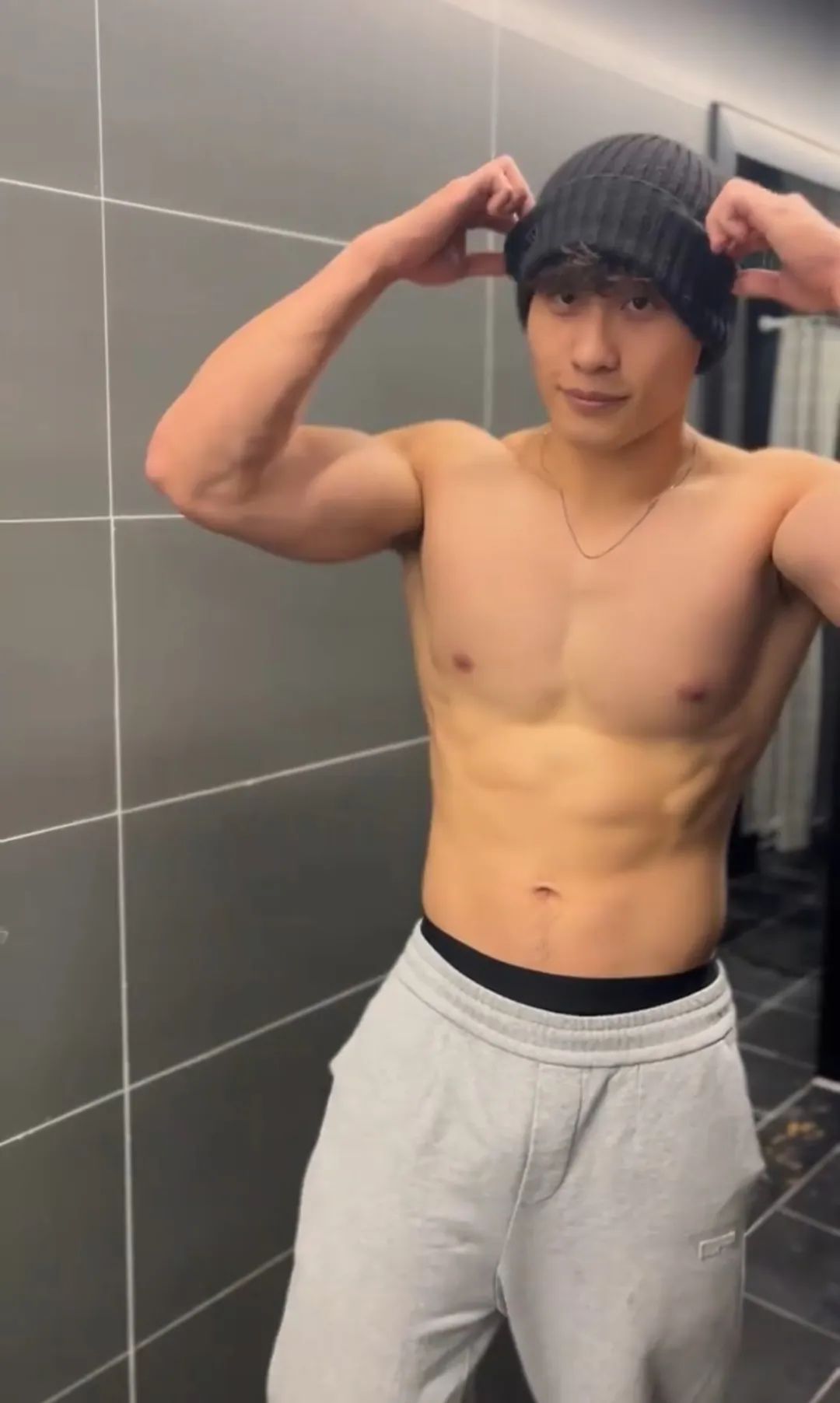 21 岁北体直男体育生穿灰裤子，性张力拉满了！