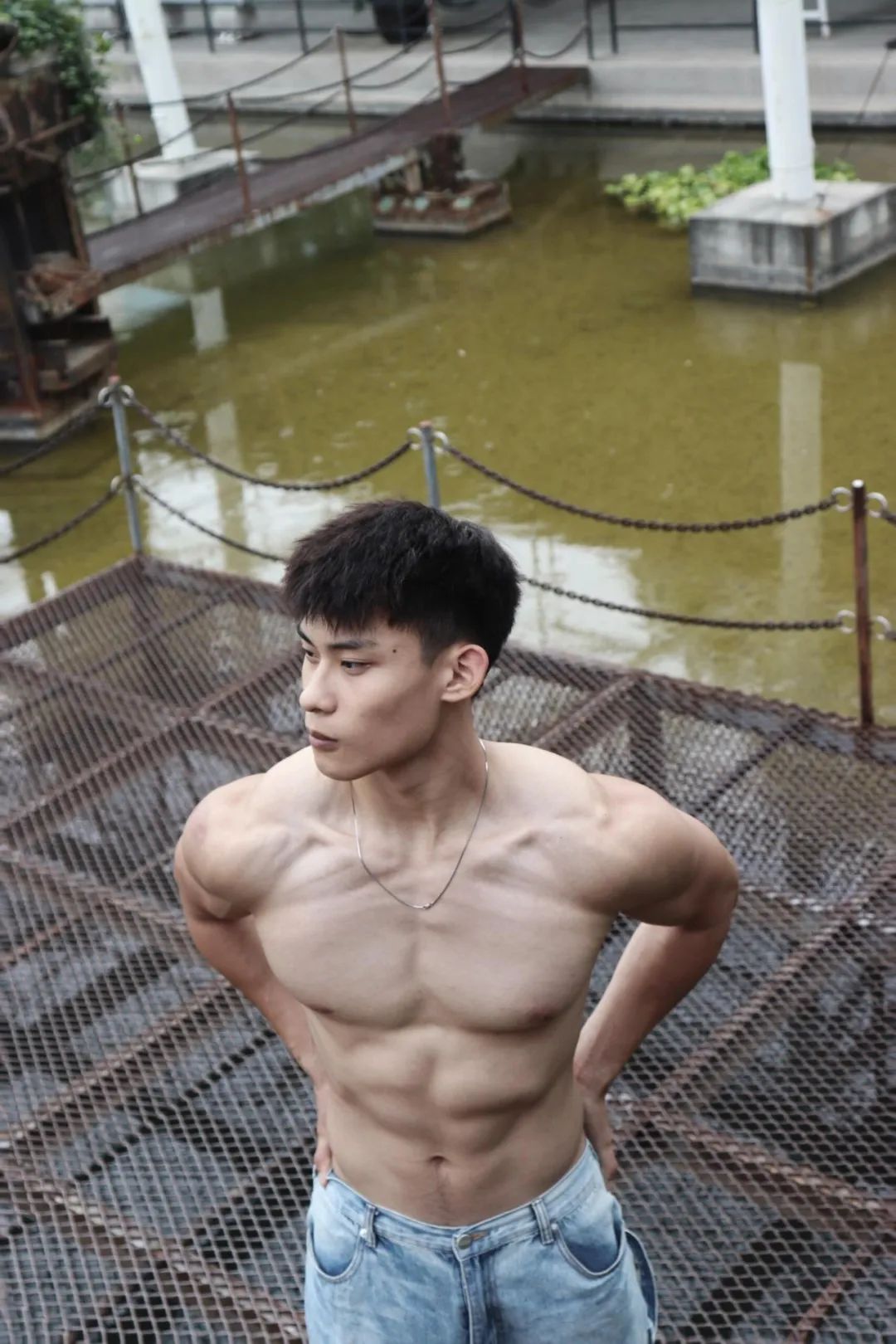 21 岁北体直男体育生穿灰裤子，性张力拉满了！