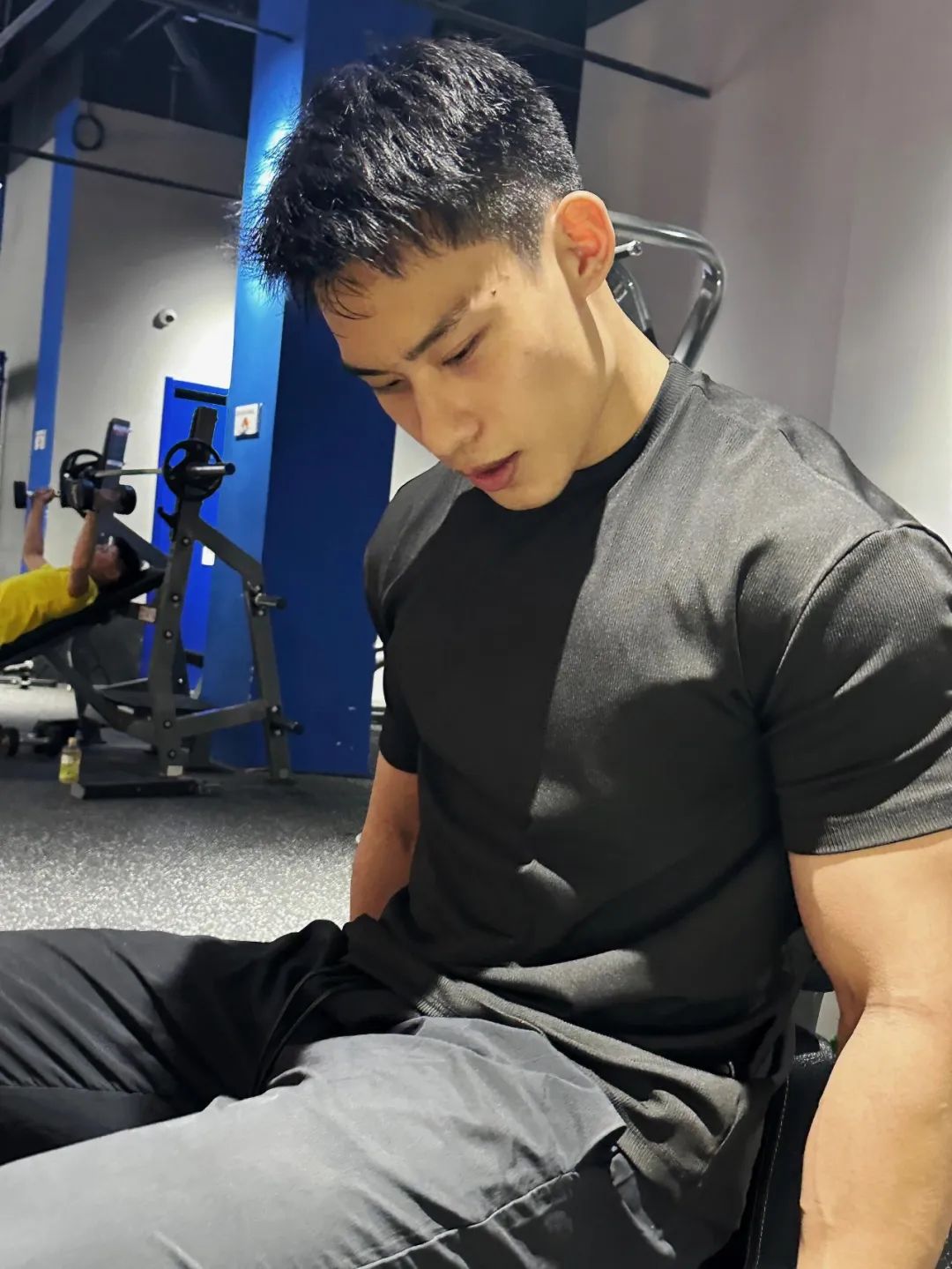 21 岁北体直男体育生穿灰裤子，性张力拉满了！