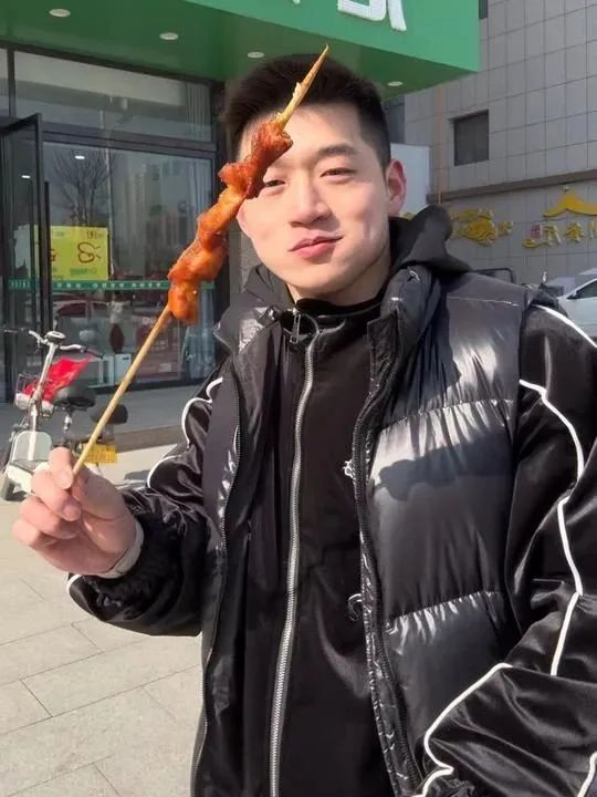 25 岁肌肉大鼻子陕西汉子太帅，被网友叫“老公”