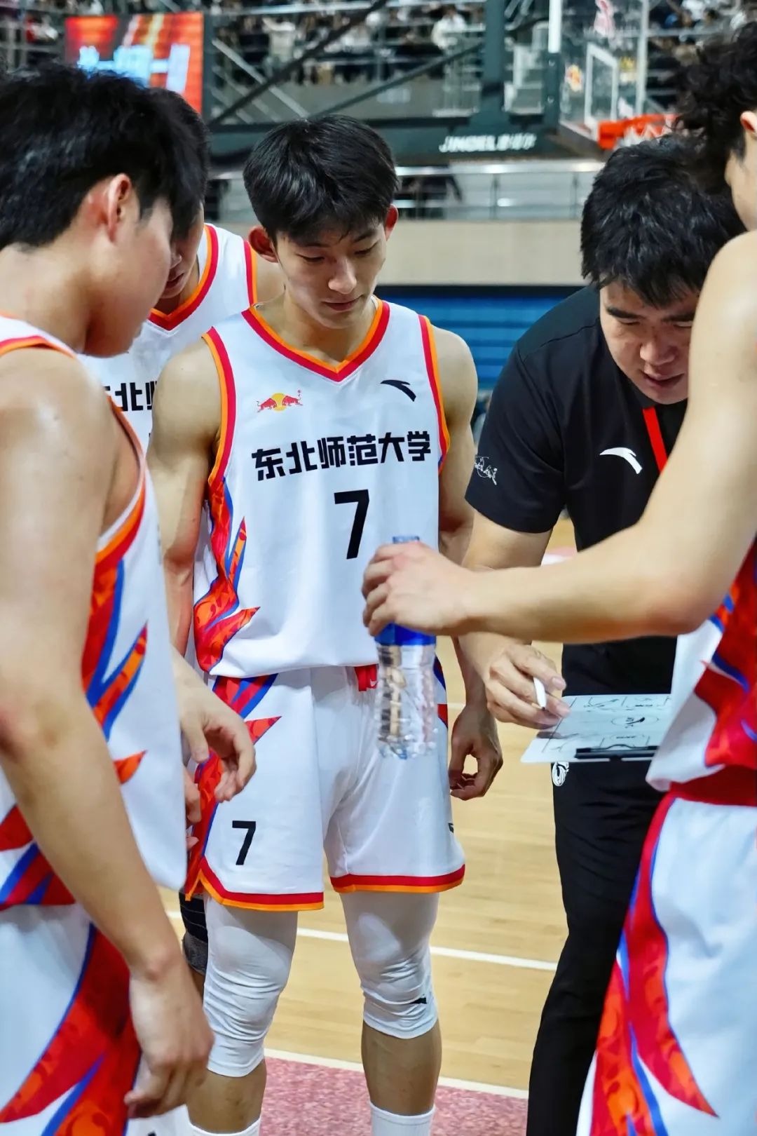 东北师大 18 岁体育生被男记者采访了！视频中可爱脸配磁性男声太绝了！