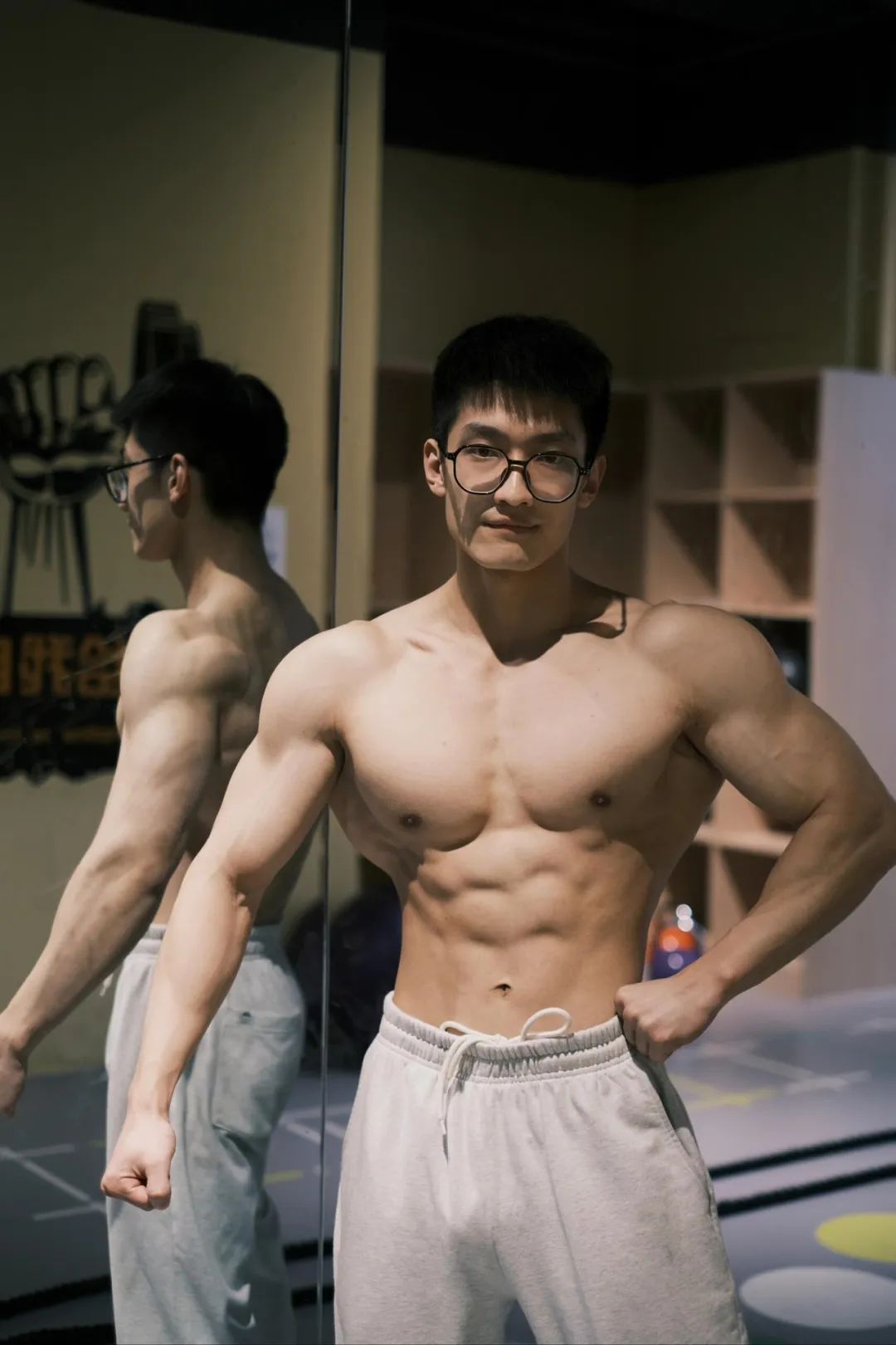 斯文秀气的山东肌肉博主，健身房秀大胸肌鸡腿麒麟臂，这倒三角身材像极了美剧里的超人