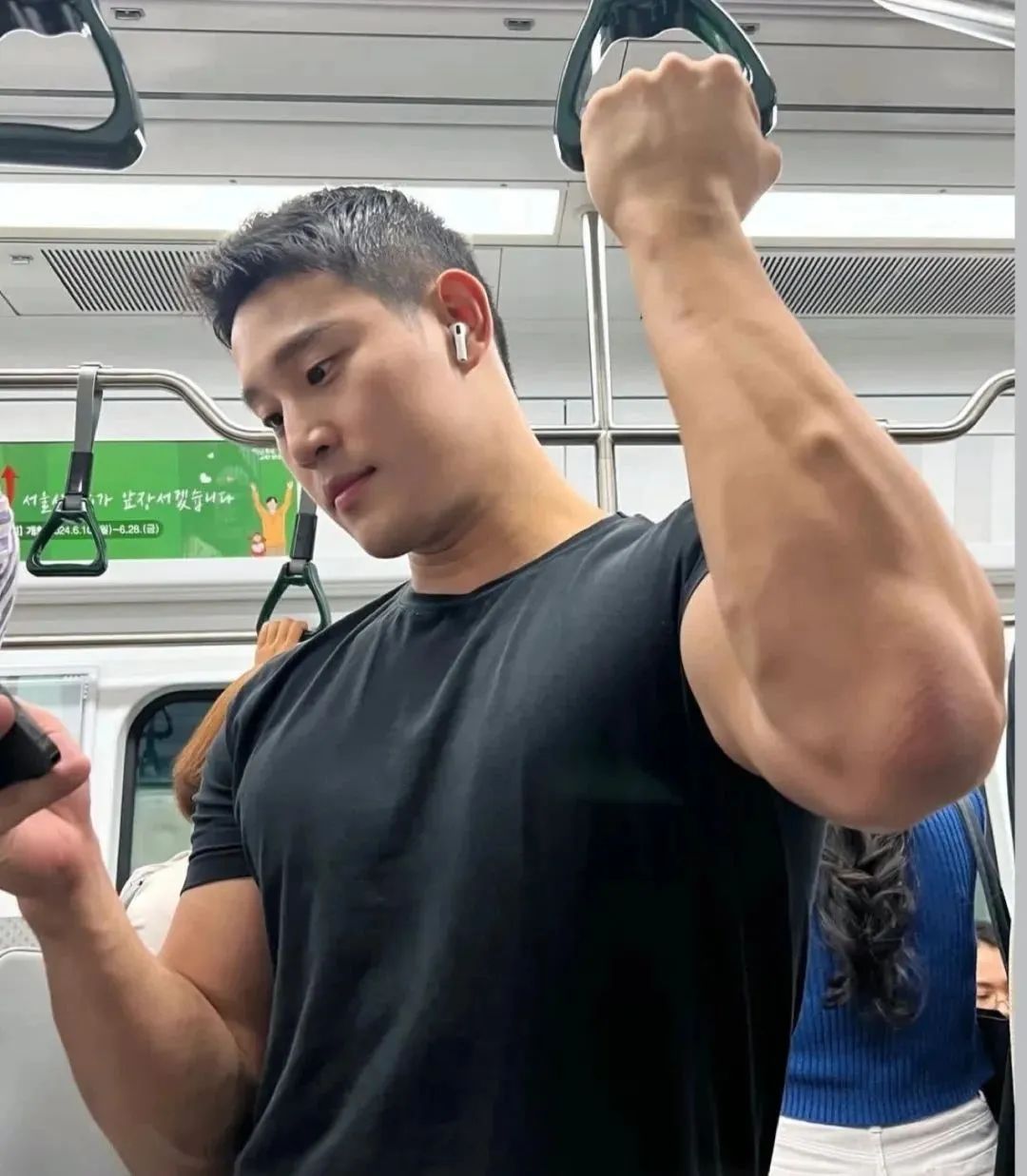 地铁上的壮硕肌肉男被扒了，穿红泳裤居然这么性感！