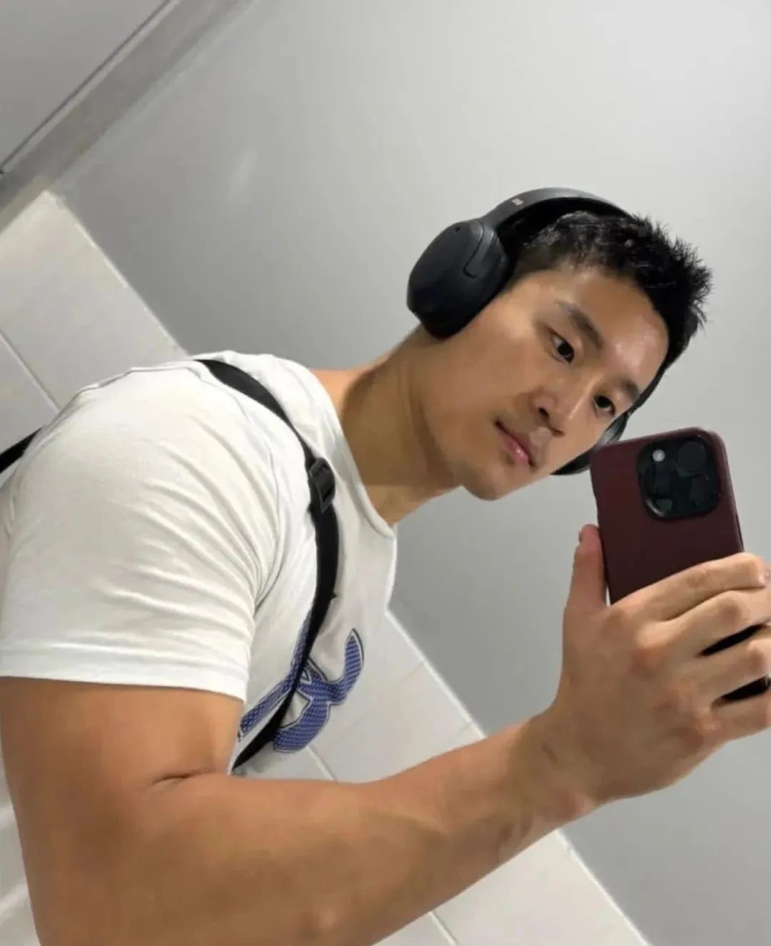 地铁上的壮硕肌肉男被扒了，穿红泳裤居然这么性感！