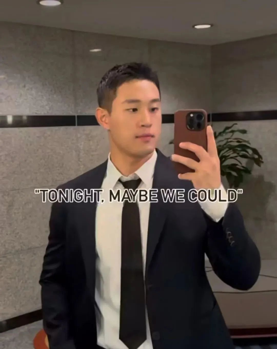 地铁上的壮硕肌肉男被扒了，穿红泳裤居然这么性感！