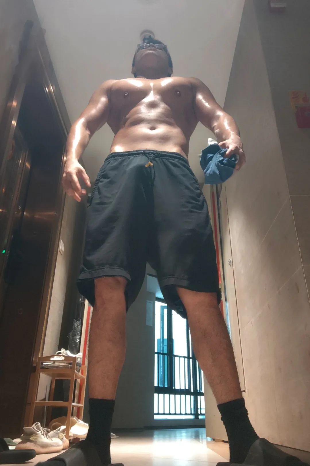 凸显壮硕，这谁能扛得住，E 杯胸肌搓衣板腹肌