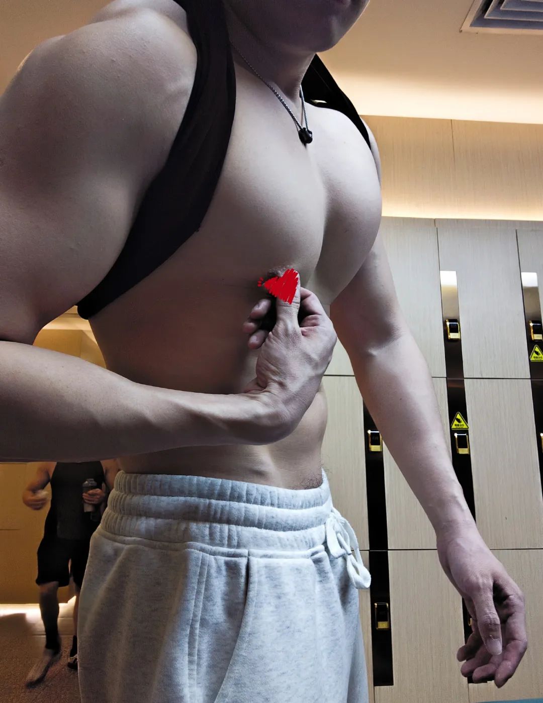 凸显壮硕，这谁能扛得住，E 杯胸肌搓衣板腹肌