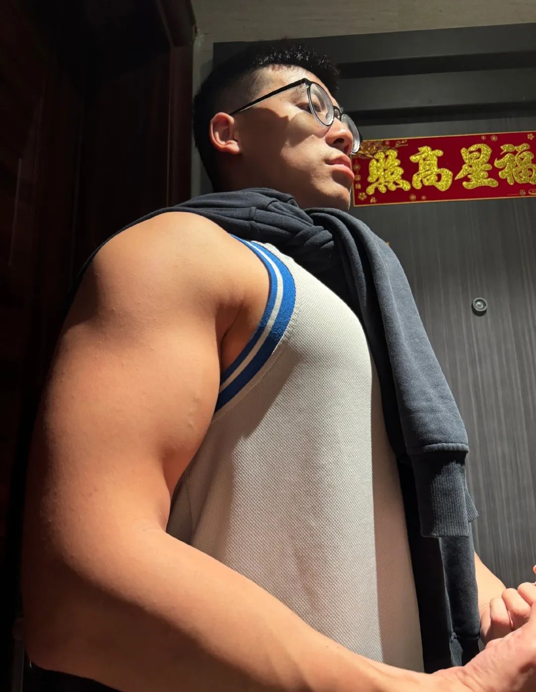 凸显壮硕，这谁能扛得住，E 杯胸肌搓衣板腹肌