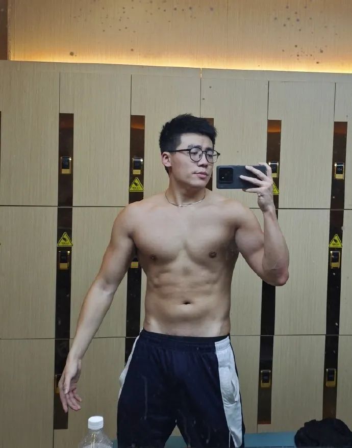 凸显壮硕，这谁能扛得住，E 杯胸肌搓衣板腹肌