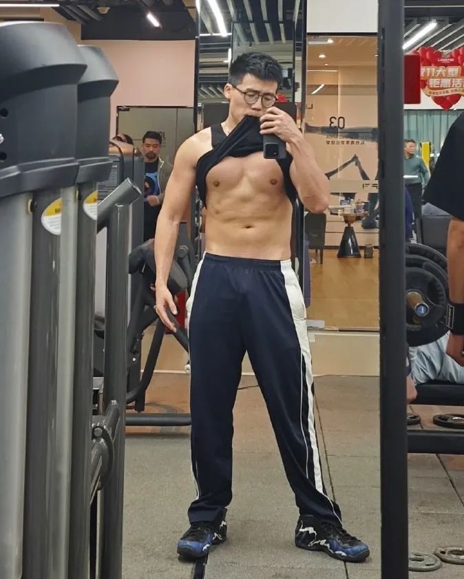 凸显壮硕，这谁能扛得住，E 杯胸肌搓衣板腹肌