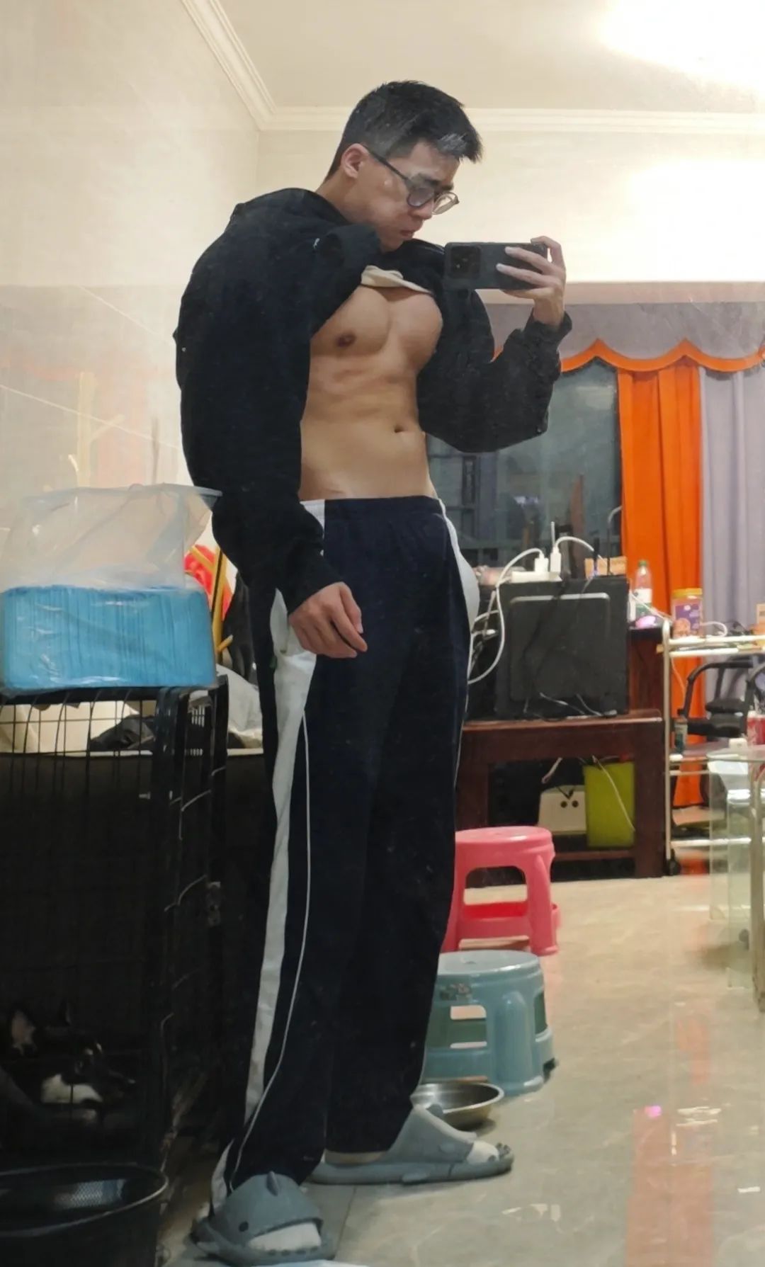 凸显壮硕，这谁能扛得住，E 杯胸肌搓衣板腹肌