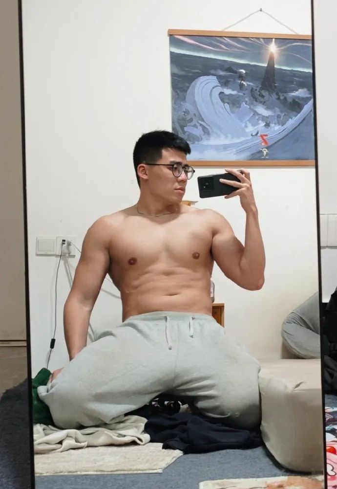 凸显壮硕，这谁能扛得住，E 杯胸肌搓衣板腹肌