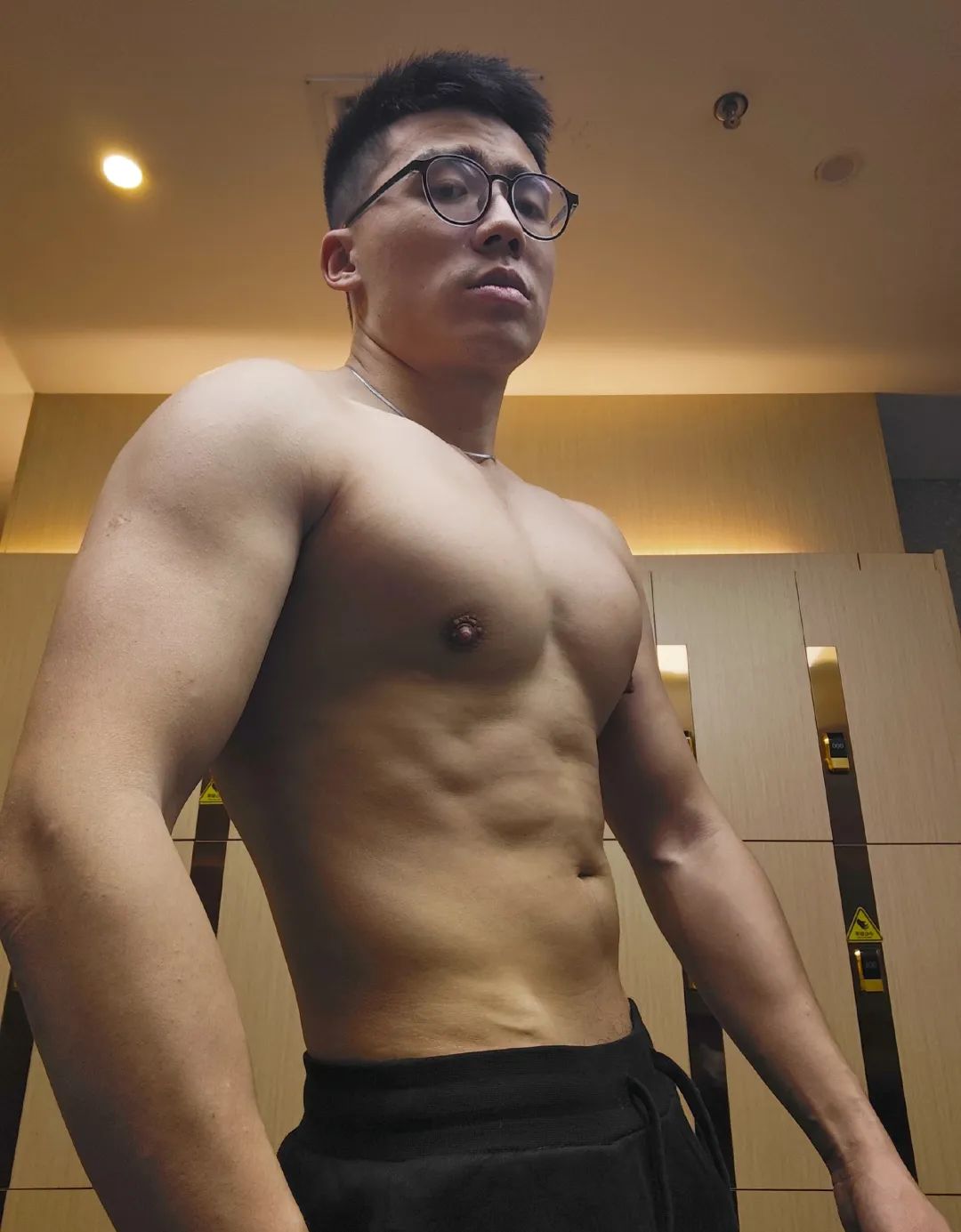 凸显壮硕，这谁能扛得住，E 杯胸肌搓衣板腹肌