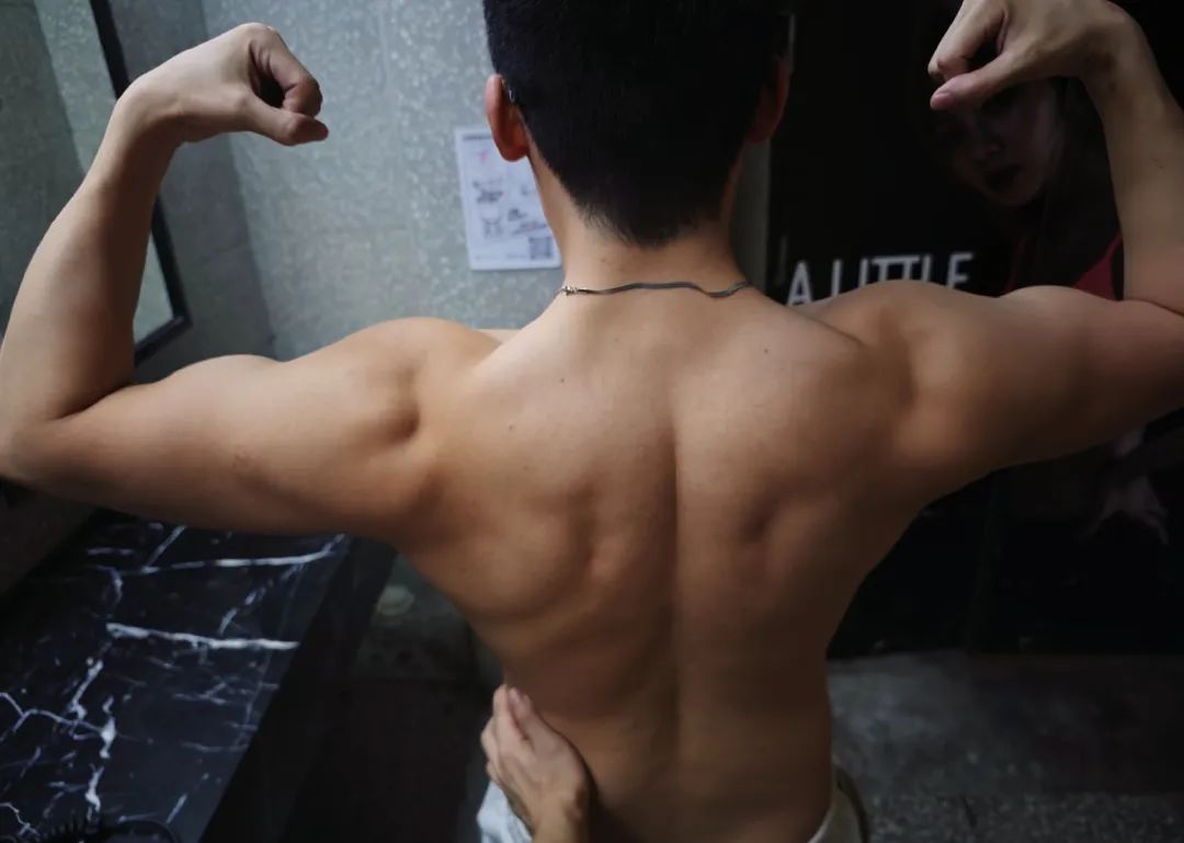 凸显壮硕,这谁能扛得住,E 杯胸肌搓衣板腹肌 凸显壮硕,这谁能扛得住,E 杯胸肌搓衣板腹肌