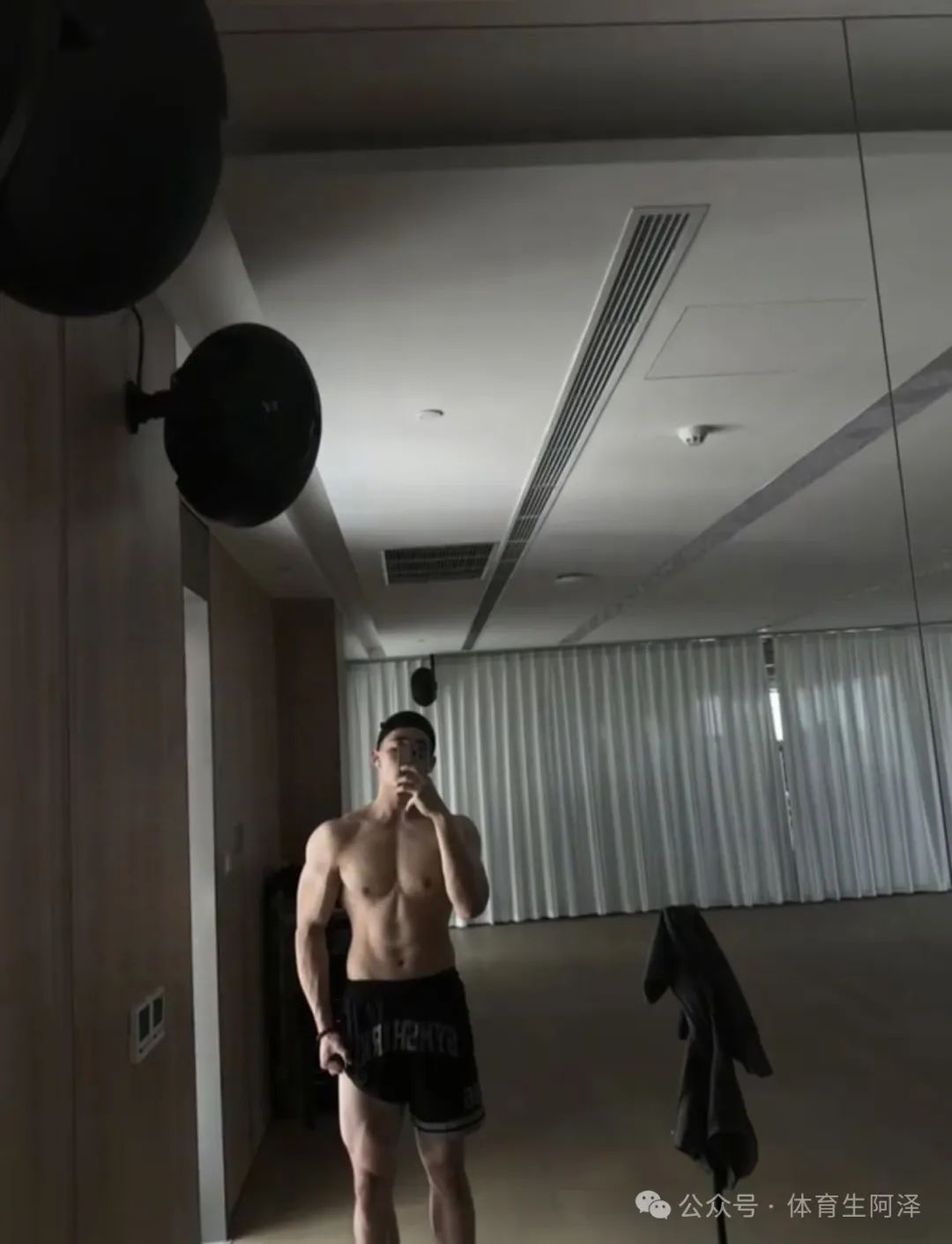 195CM 山东粗腿大包直男被女记者采访，小视频竟要价六千？博主本人回应.....