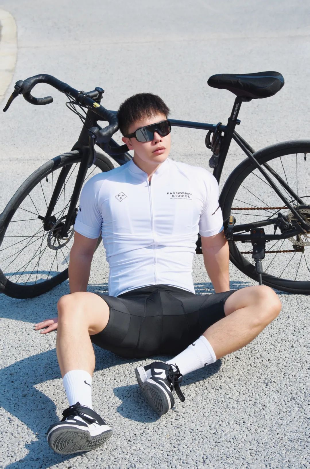 公园里偶遇白色骑行服小哥，脱衣露出肌肉太诱人了！