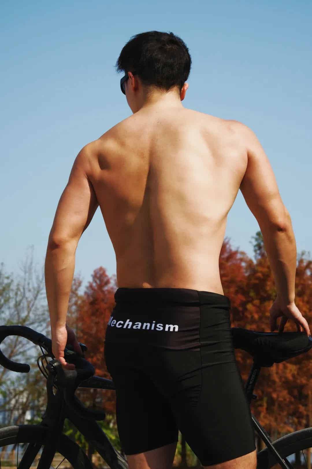 公园里偶遇白色骑行服小哥，脱衣露出肌肉太诱人了！