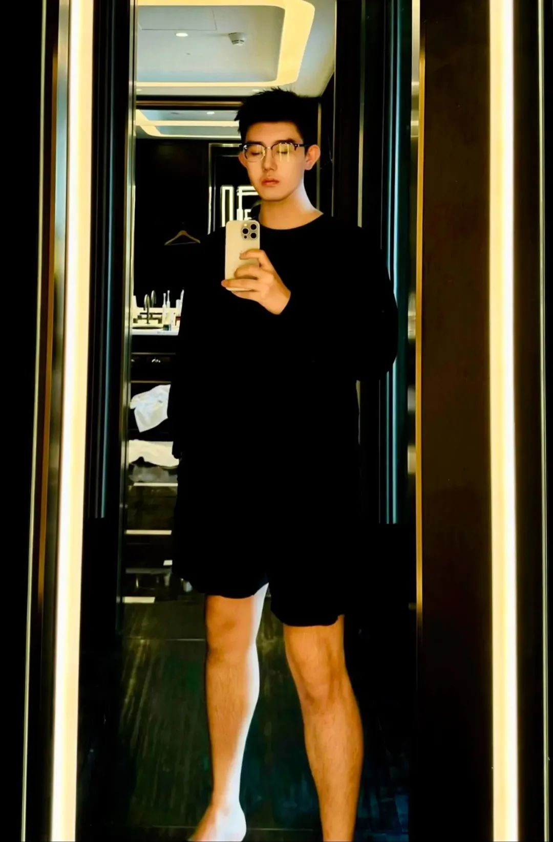 192cm 人夫系黑袜战神浴室湿身照疯传！44 码大脚让全网连夜换老公