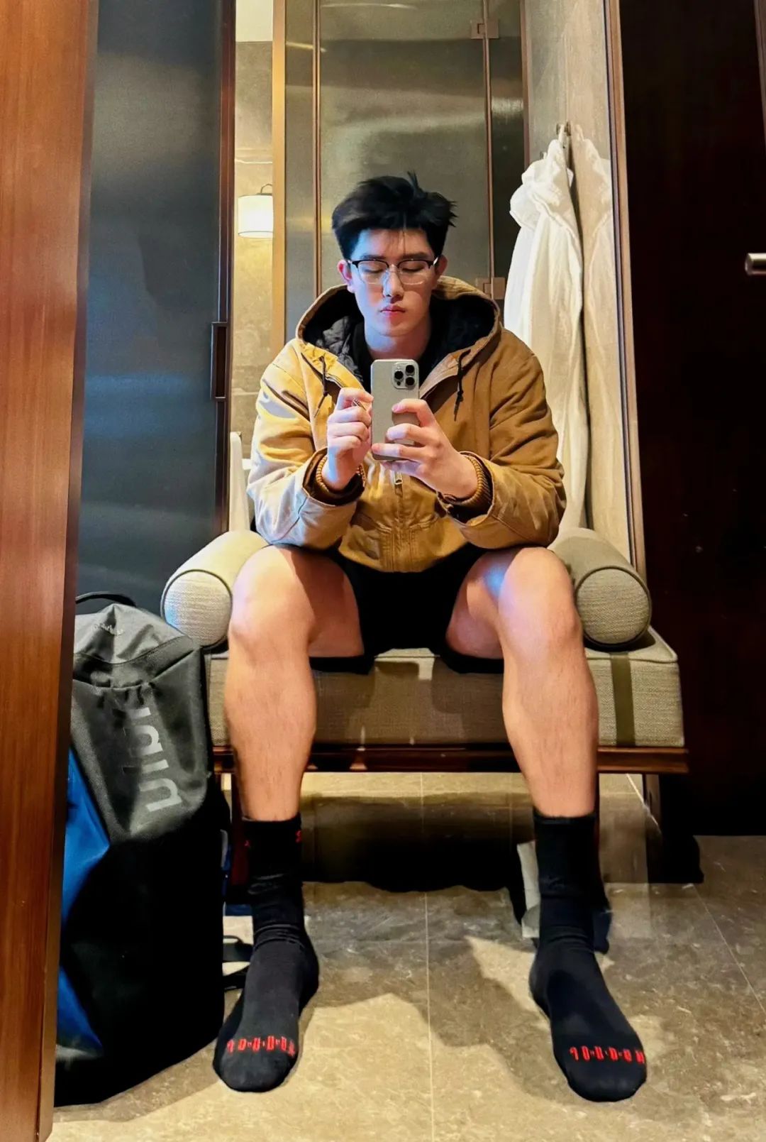 192cm 人夫系黑袜战神浴室湿身照疯传！44 码大脚让全网连夜换老公