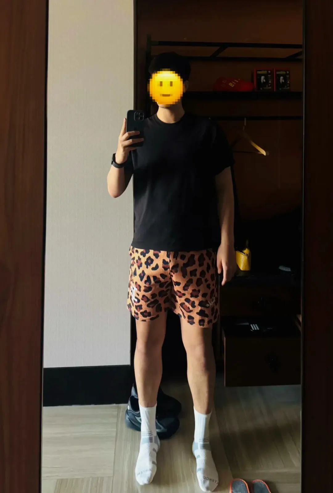 192cm 人夫系黑袜战神浴室湿身照疯传！44 码大脚让全网连夜换老公