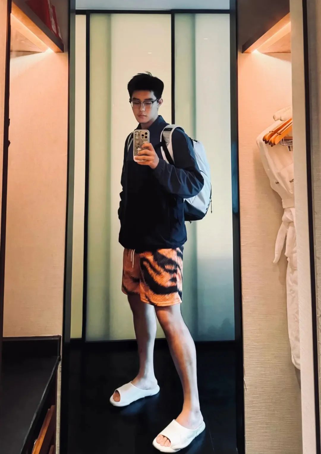 192cm 人夫系黑袜战神浴室湿身照疯传！44 码大脚让全网连夜换老公