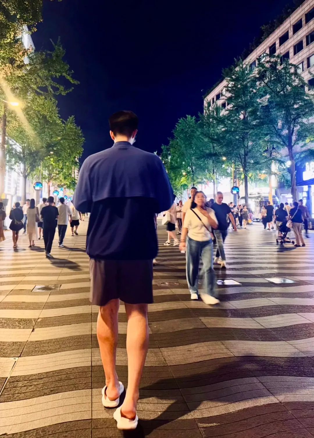 192cm 人夫系黑袜战神浴室湿身照疯传！44 码大脚让全网连夜换老公