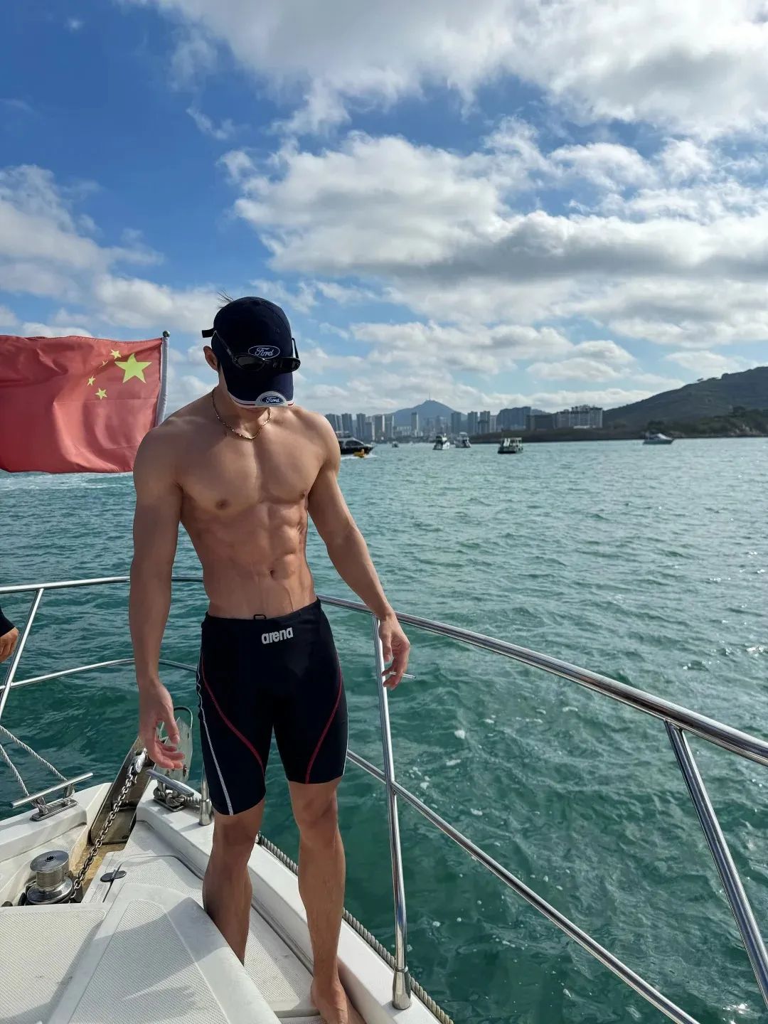 哈尔滨体院校草被扒！低体脂筋肉 +44 寸腿长 这腹肌能当搓衣板使