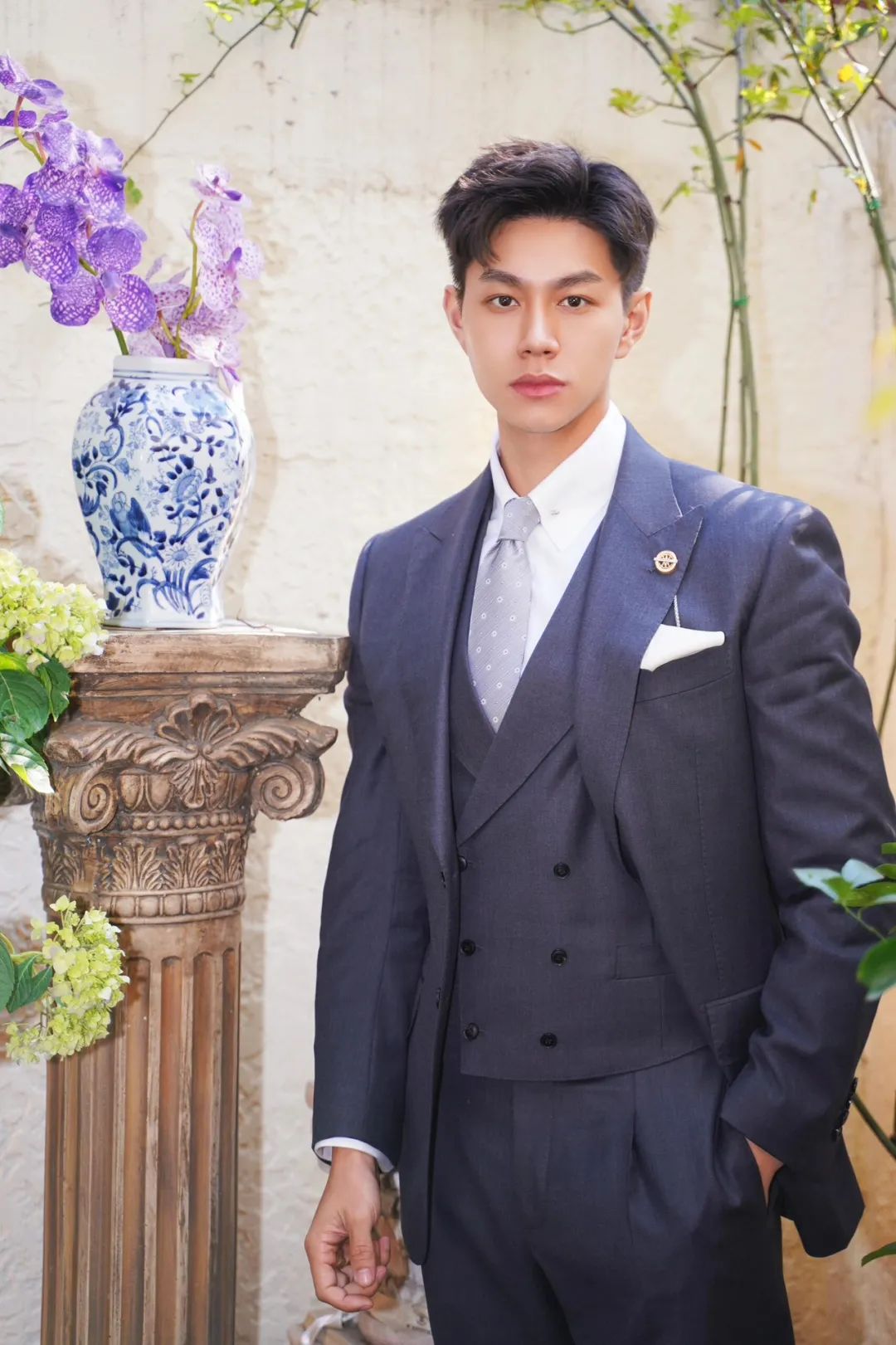 温润如玉的 27 岁正装男神，183cm 重庆健身运动博主，宽阔肩膀大杯胸，这麒麟臂壮的像雷神之锤