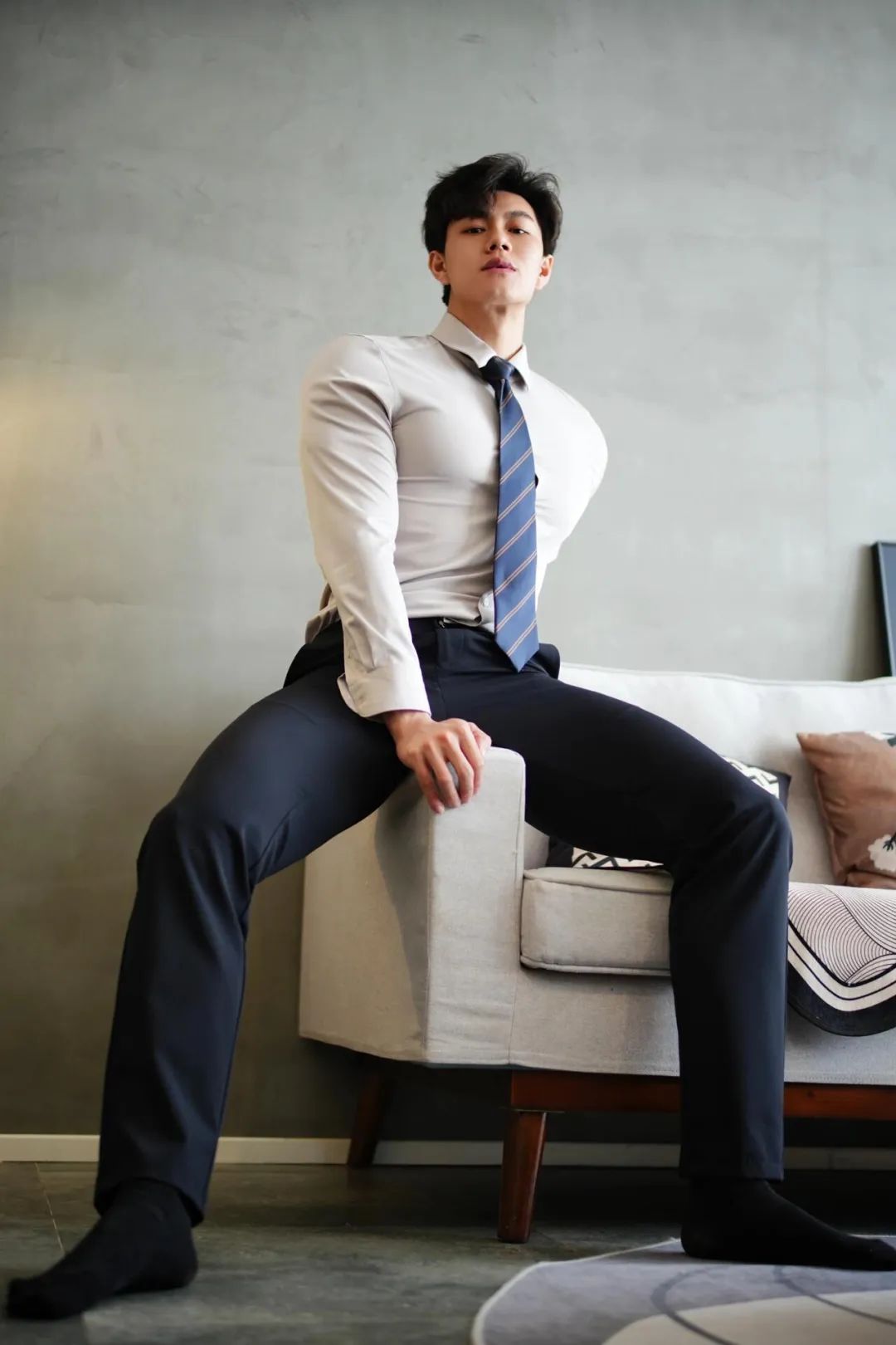 温润如玉的 27 岁正装男神，183cm 重庆健身运动博主，宽阔肩膀大杯胸，这麒麟臂壮的像雷神之锤