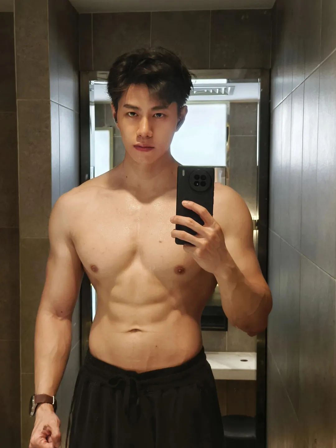 温润如玉的 27 岁正装男神，183cm 重庆健身运动博主，宽阔肩膀大杯胸，这麒麟臂壮的像雷神之锤